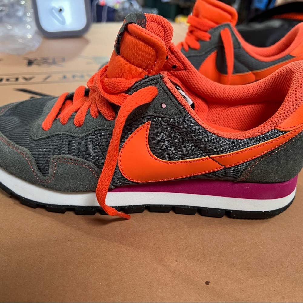 Nike Air Women’s Pegasus 83 Sneaker in Fatigue Green Orange 407477-302 US Size 7